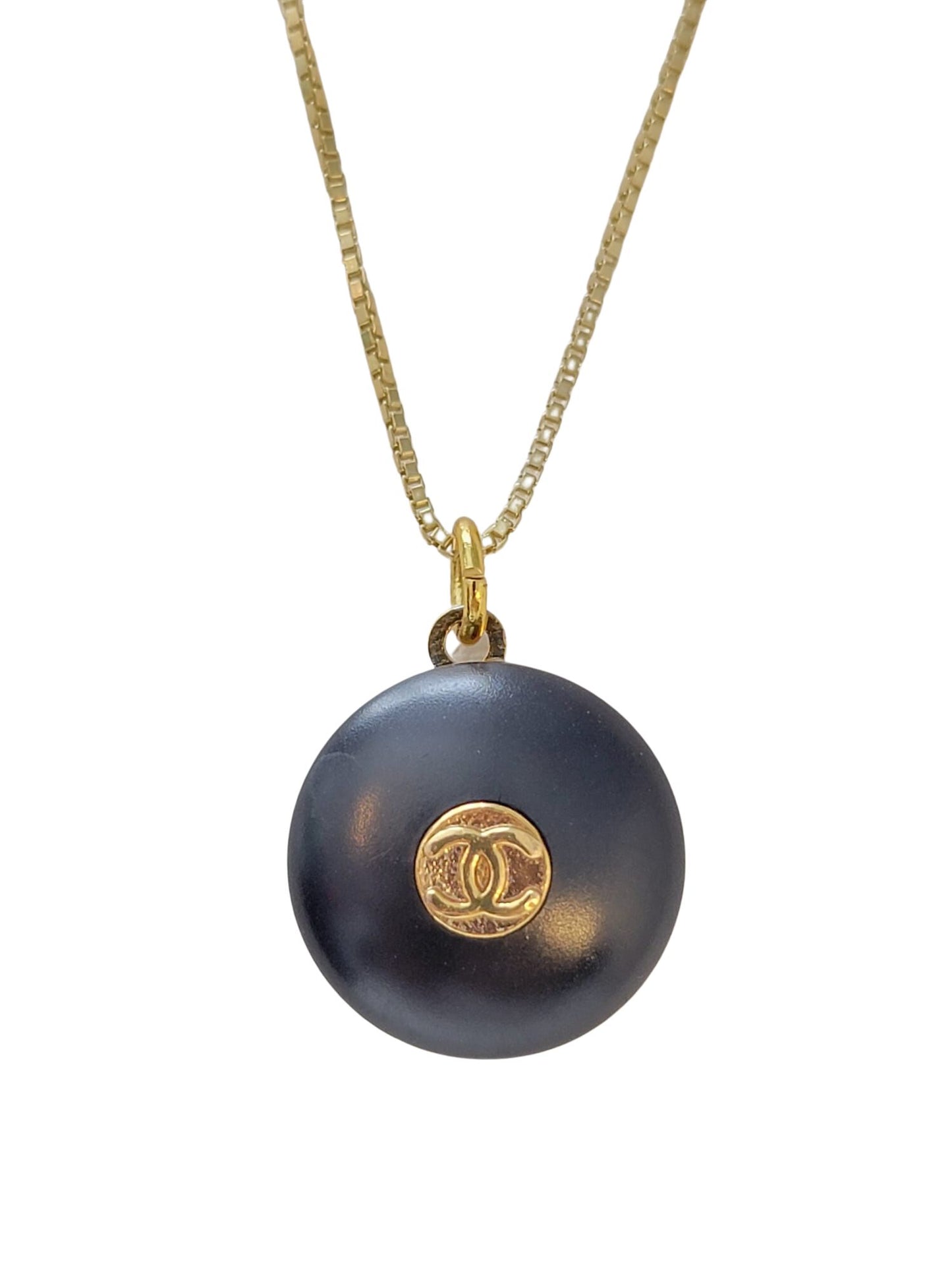 ROUND BLACK AND GOLD CHANEL VINTAGE BUTTON NECKLACE