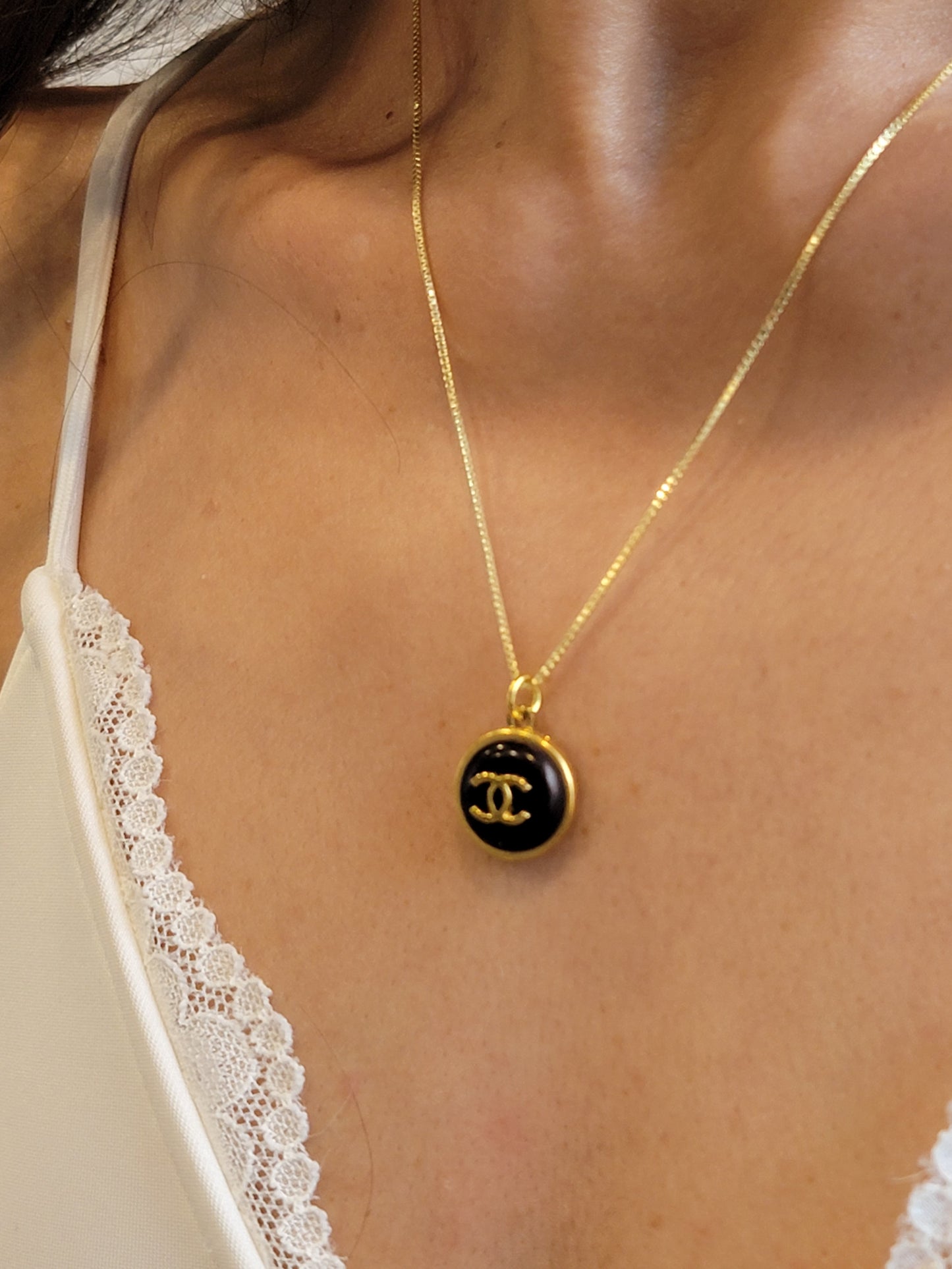 BURGUNDY WITH GOLD CC CHANEL VINTAGE BUTTON NECKLACE