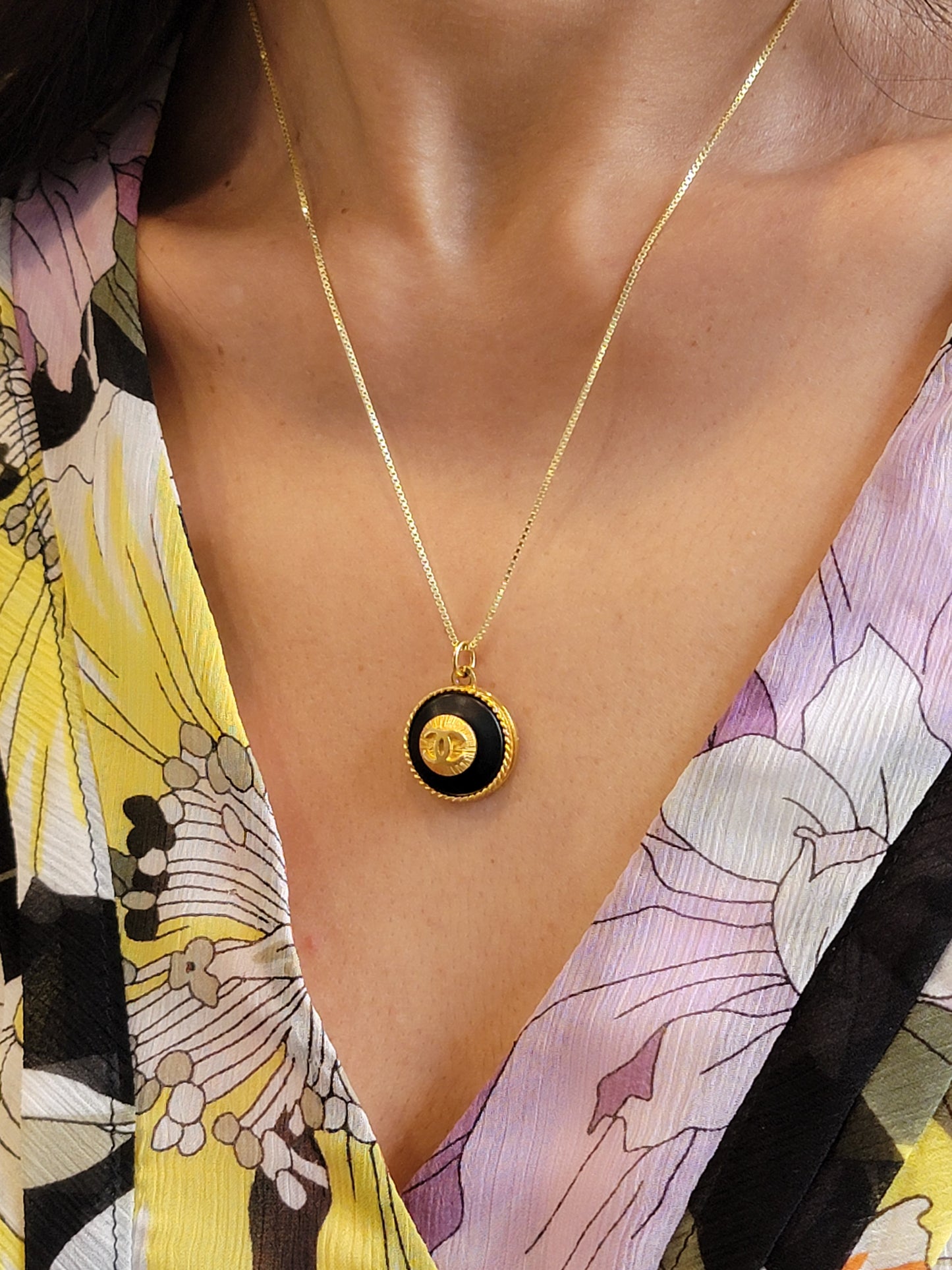 RIDGED BLACK AND GOLD CHANEL VINTAGE BUTTON NECKLACE