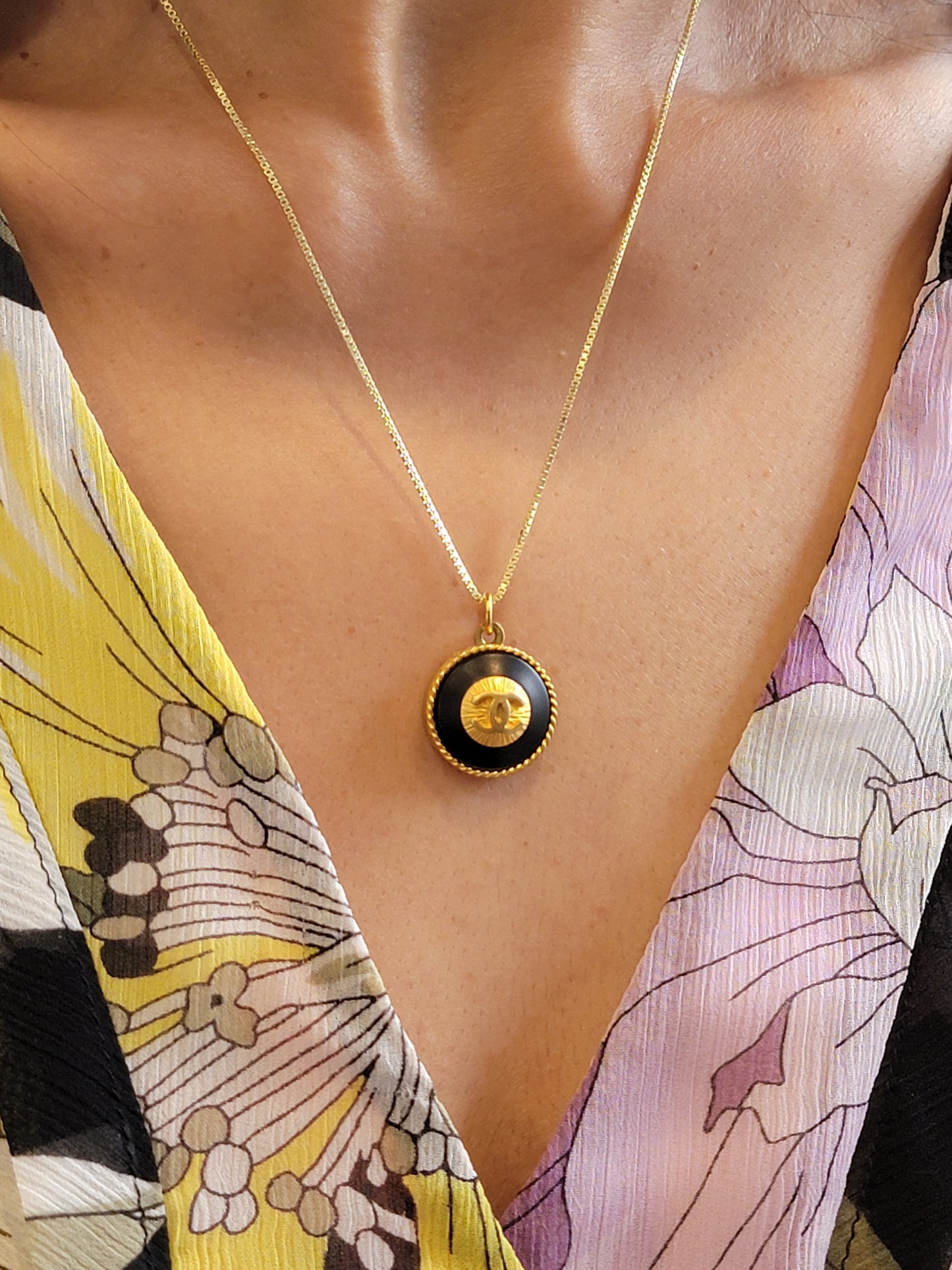 RIDGED BLACK AND GOLD CHANEL VINTAGE BUTTON NECKLACE