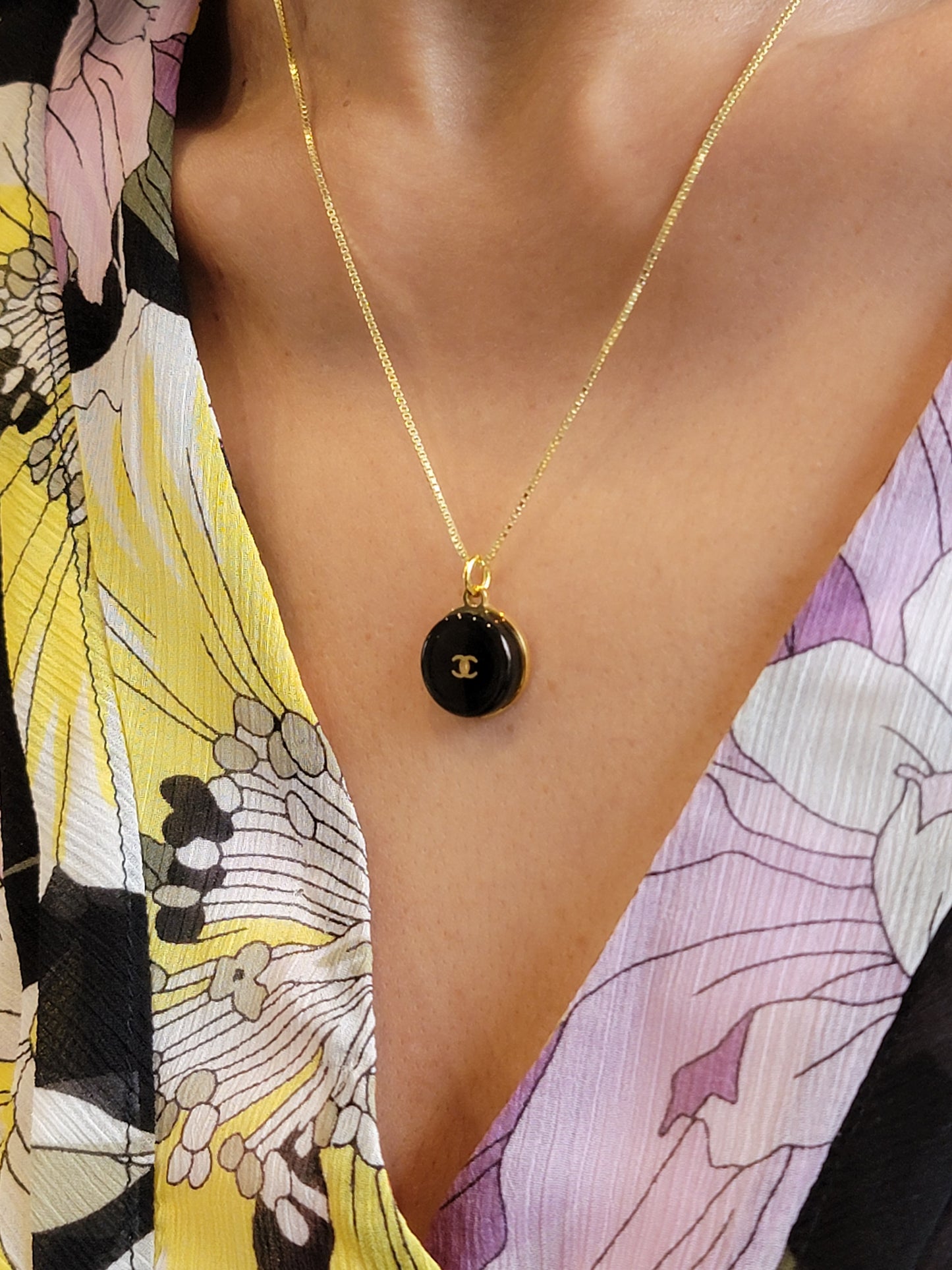 DARK GREY AND GOLD CC CHANEL VINTAGE BUTTON NECKLACE