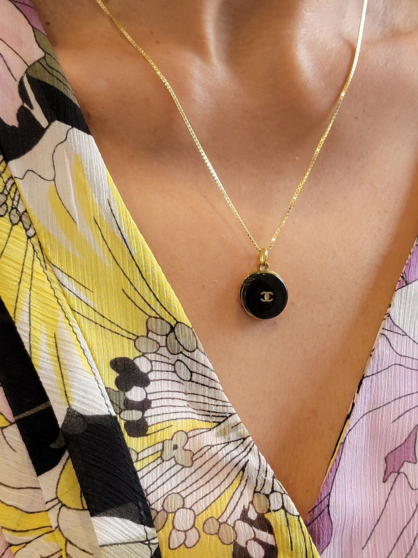 DARK GREY AND GOLD CC CHANEL VINTAGE BUTTON NECKLACE