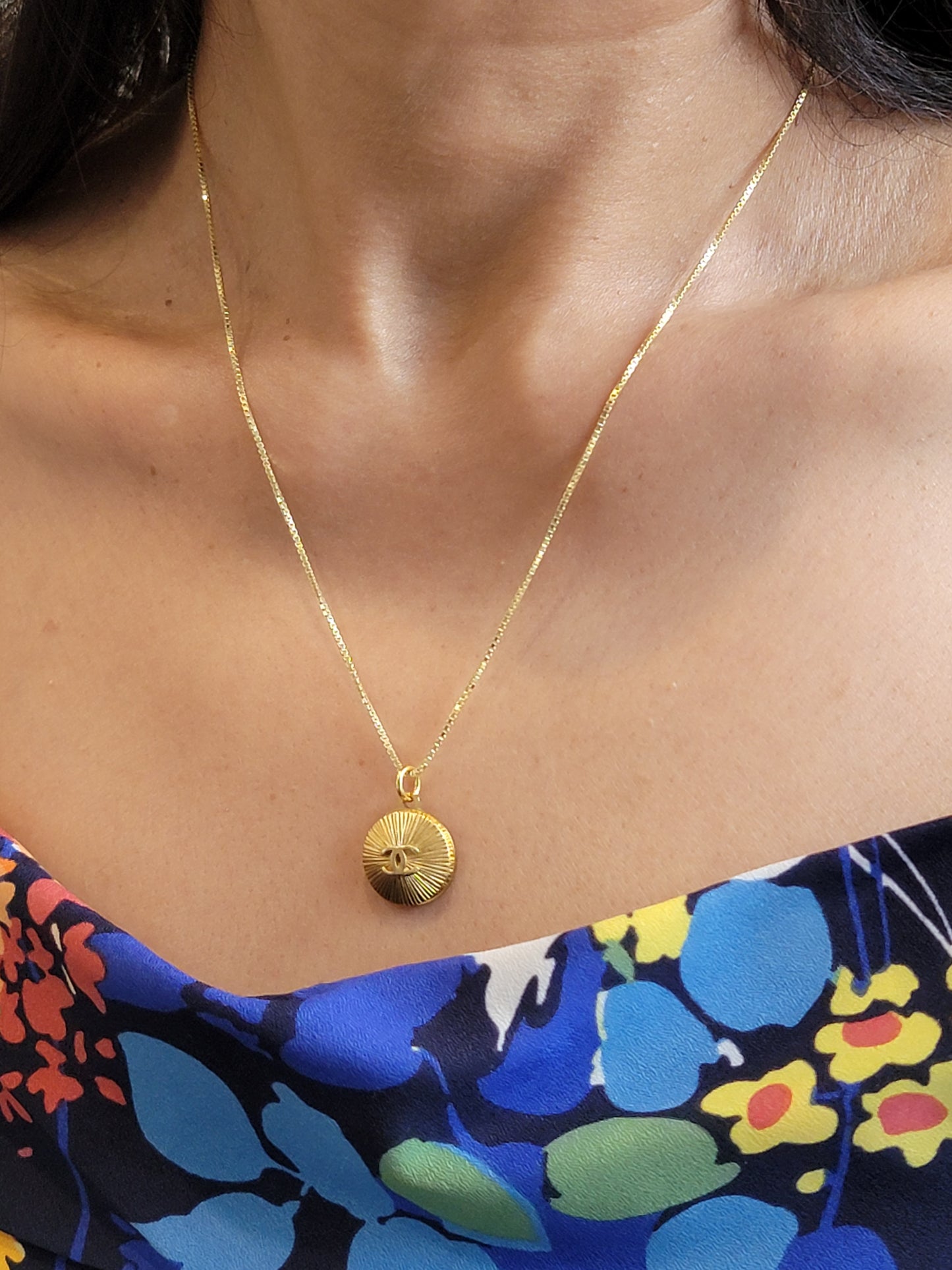 GOLD ON GOLD RAY CHANEL VINTAGE BUTTON NECKLACE