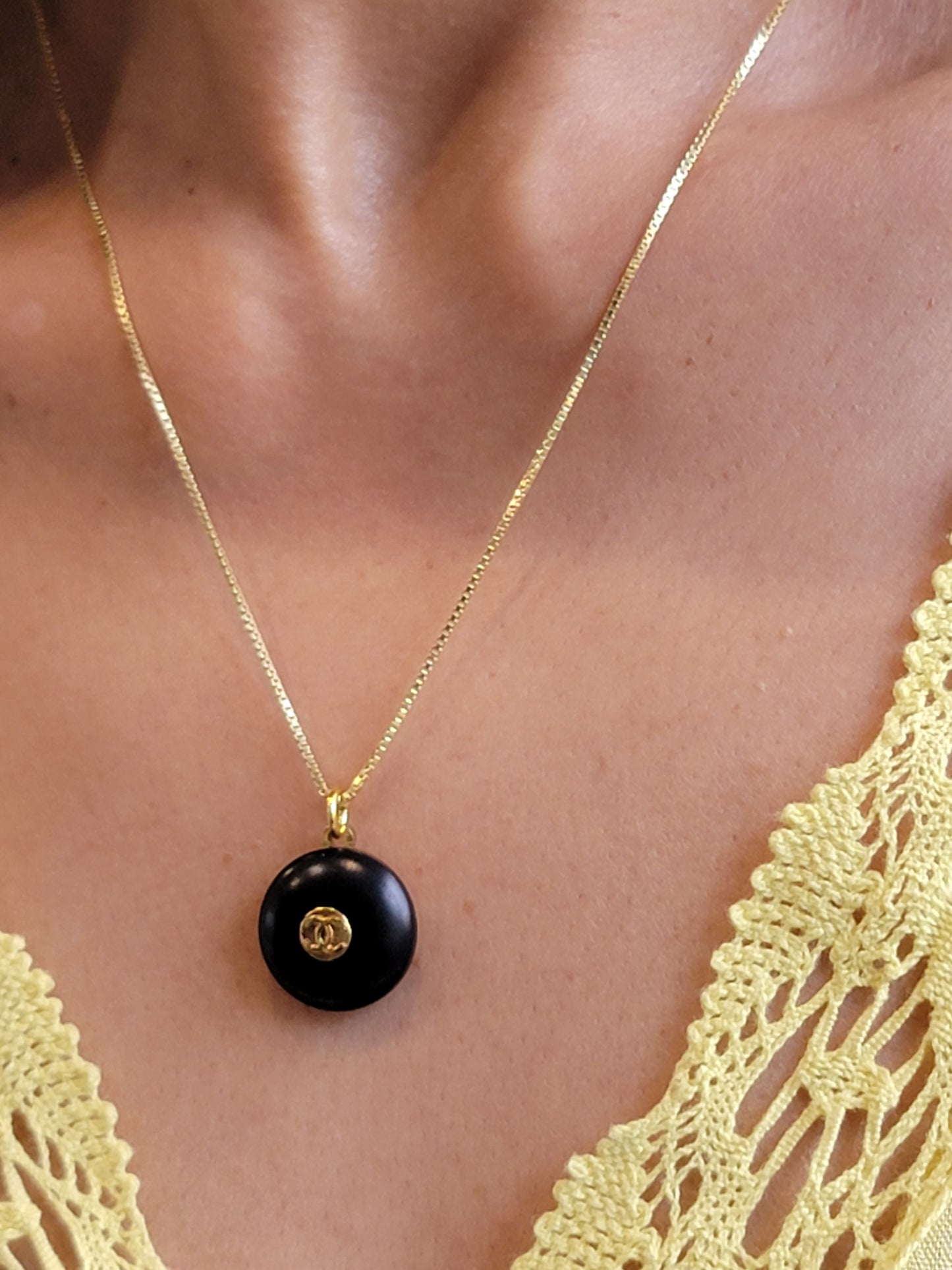 ROUND BLACK AND GOLD CHANEL VINTAGE BUTTON NECKLACE