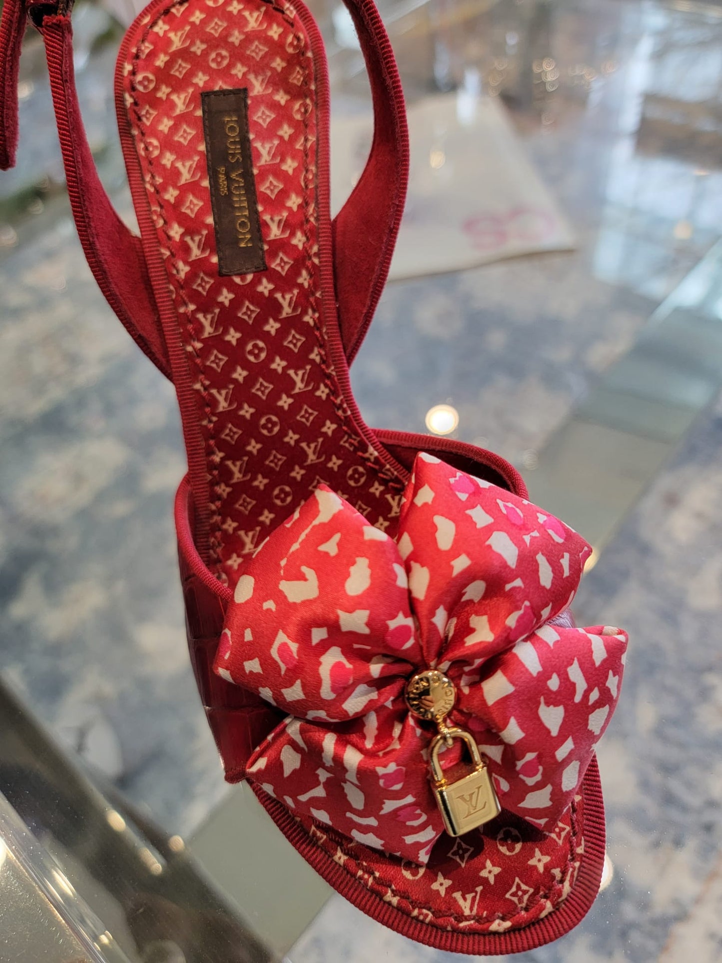 GOLD LOUIS VUITTON LOCK VINTAGE NECKLACE