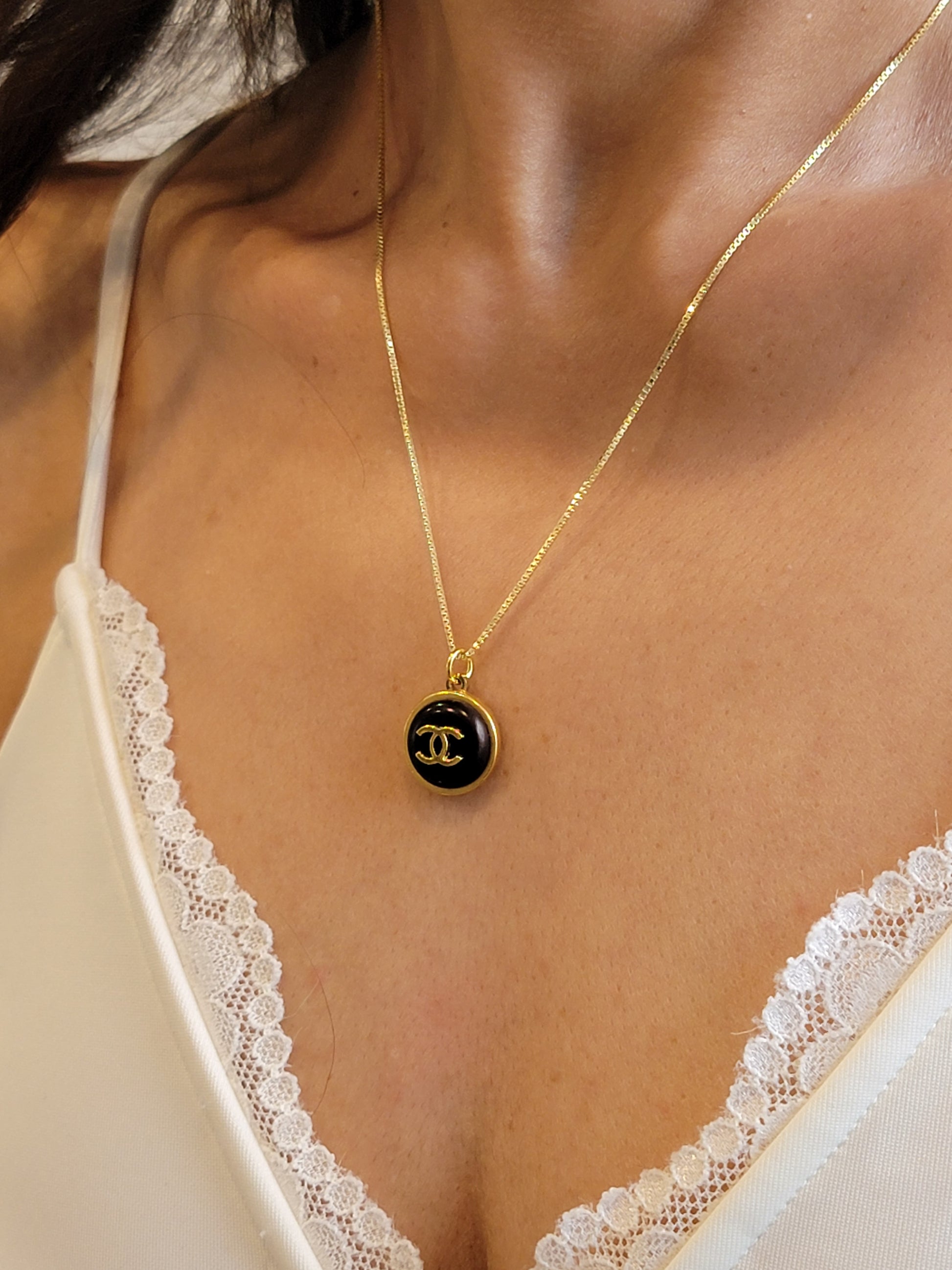 BURGUNDY WITH GOLD CC CHANEL VINTAGE BUTTON NECKLACE – Dchandi