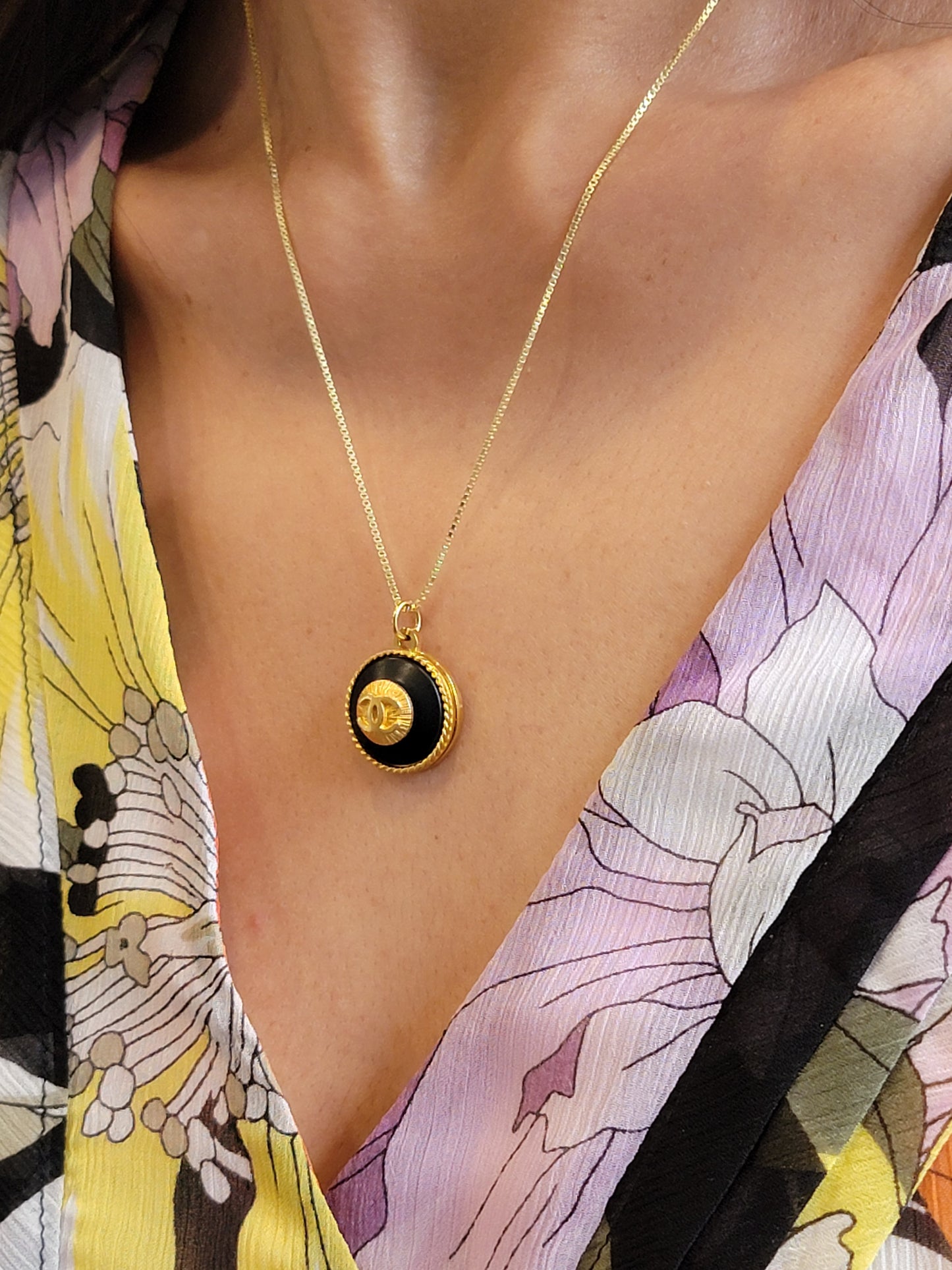 RIDGED BLACK AND GOLD CHANEL VINTAGE BUTTON NECKLACE