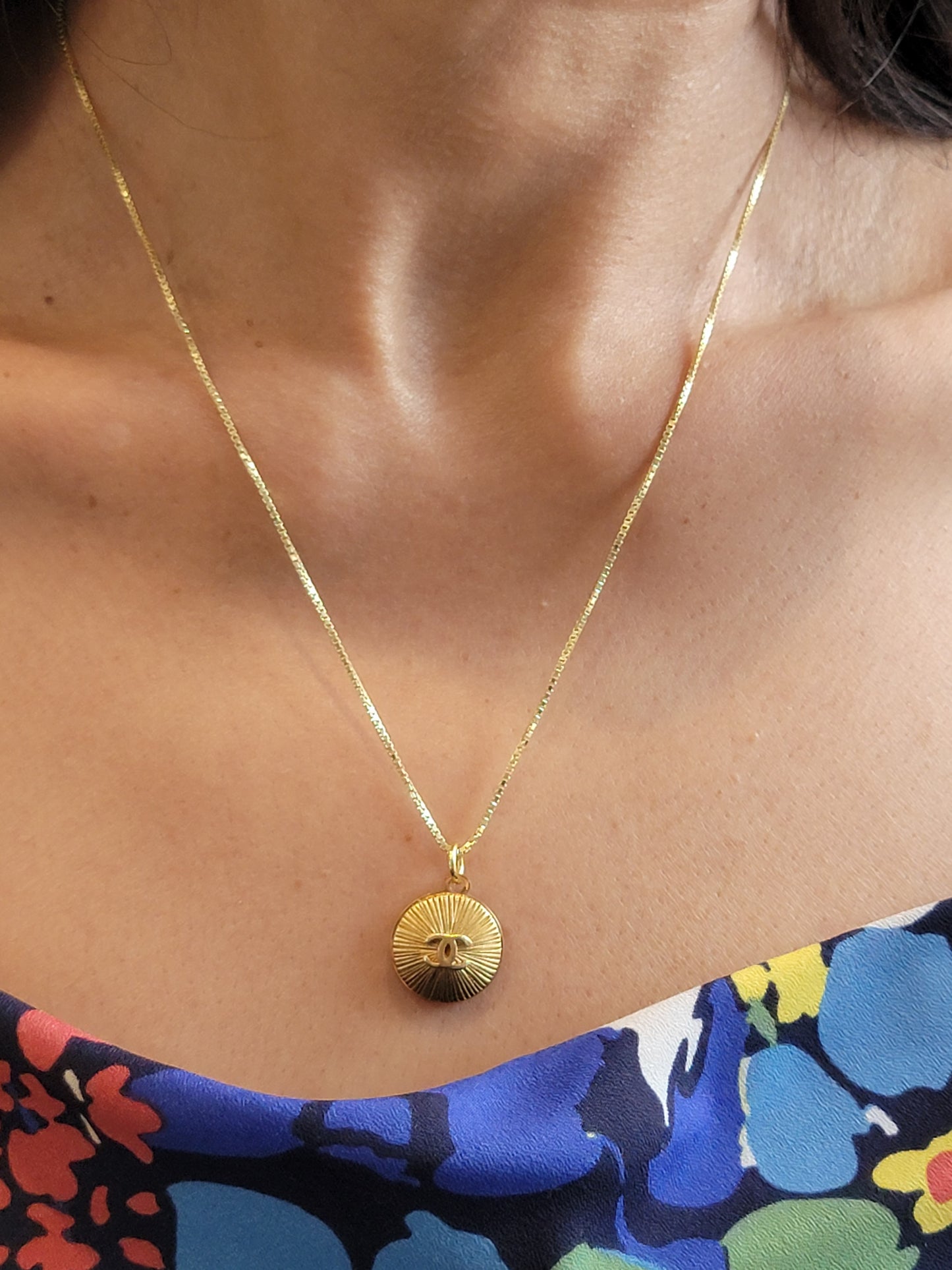 GOLD ON GOLD RAY CHANEL VINTAGE BUTTON NECKLACE