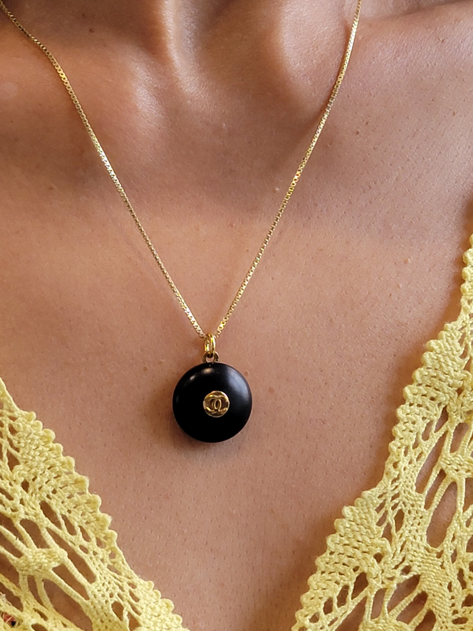ROUND BLACK AND GOLD CHANEL VINTAGE BUTTON NECKLACE – Dchandi