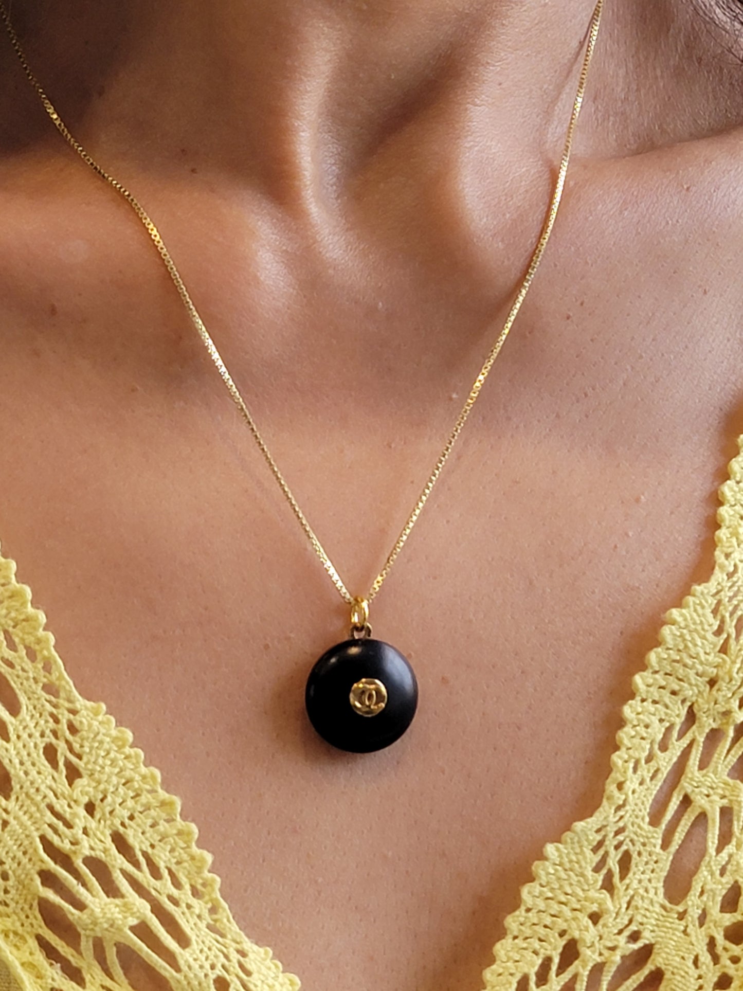ROUND BLACK AND GOLD CHANEL VINTAGE BUTTON NECKLACE